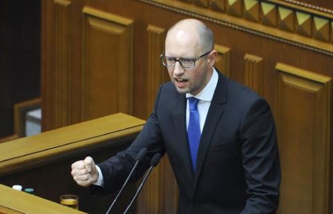 รัฐสภายูเครนปฏิเสธใบลาออกจากตำแหน่งของนายอาร์เซนี ยัจเซนยุครักษาการนายกรัฐมนตรียูเครน - ảnh 1