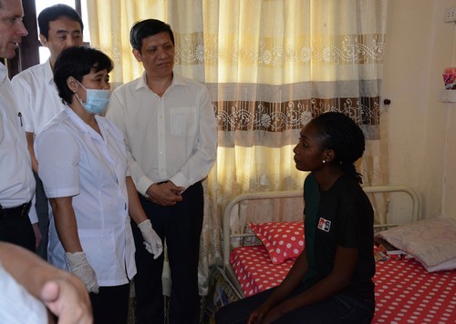  กระทรวงสาธารณสุขเฝ้าระวังนักศึกษาสามคนที่เดินทางจากประเทศที่มีการแพร่ระบาดของเชื้อไวรัสอีโบลา - ảnh 1