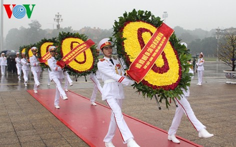 ผู้นำพรรคและรัฐเข้าเคารพศพประธานโฮจิมินห์ ณ หอเก็บศพ ในโอกาสเทศกาลตรุษเต๊ตปีมะแม๒๐๑๕ - ảnh 1