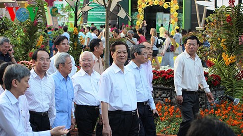 ท่านเหงวียนเติ๊นหยุงนายกรัฐมนตรีเวียดนามเยี่ยมชมถนนบุปผชาตินครโฮจิมินห์ - ảnh 1