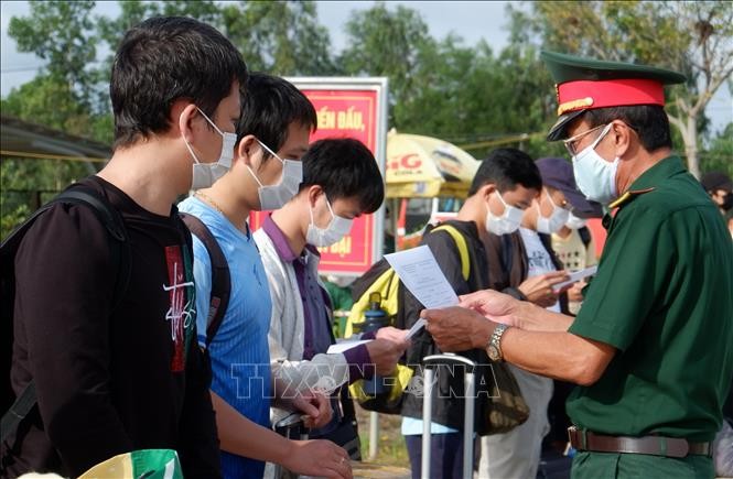 Благодаря усилиям правительства и жителей, Вьетнам остается безопасным местом на фоне COVID- 19 - ảnh 1