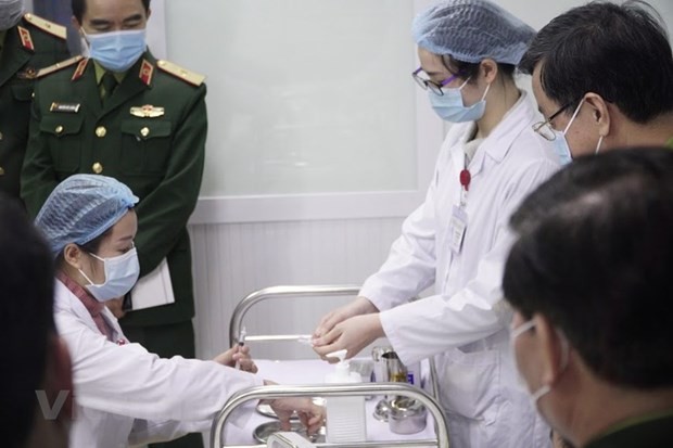 Вьетнам начал вводить вторую дозу вакцины от коронавируса в 25 мкг - ảnh 1