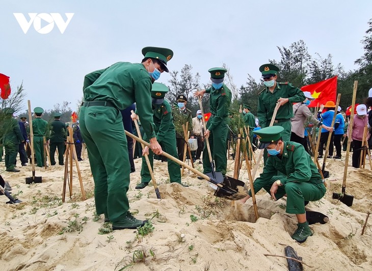 Вице-президент Данг Тхи Нгок Тхинь развернула кампанию по посадке деревьев в провинции Куангбинь - ảnh 2