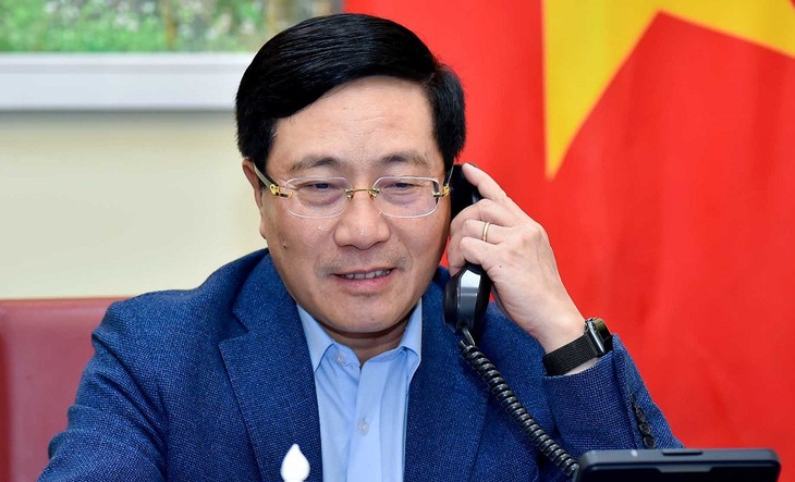 Вице-премьер, глава МИД Вьетнама провел телефонные переговоры с главой МИД Сингапура - ảnh 1