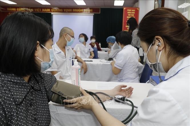 Минздрав Вьетнама издал инструкцию о порядке проведения вакцинации против COVID-19 - ảnh 1