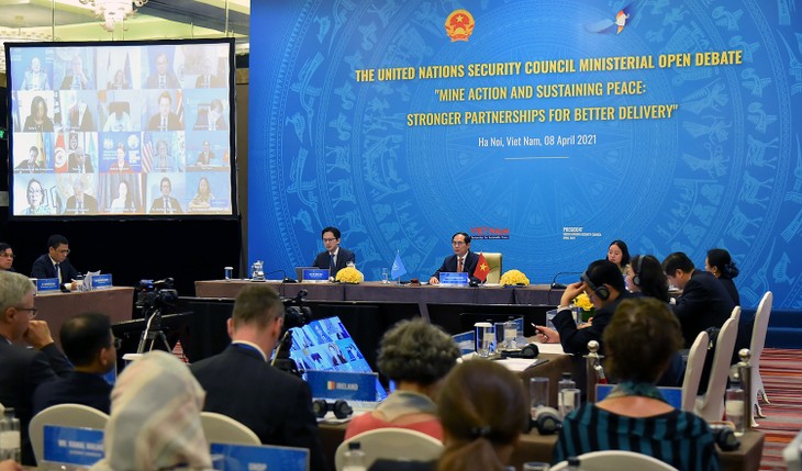 Вьетнам провел дискуссию СБ ООН по преодолению последствий применения бомб и мин - ảnh 1