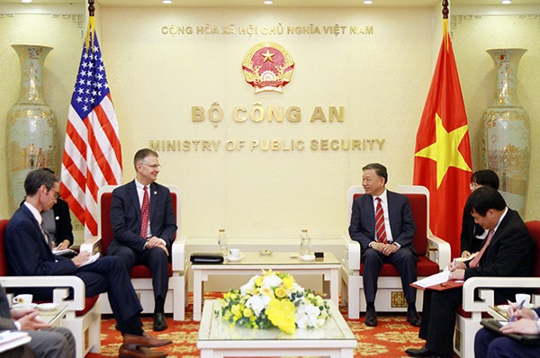 Министр общественной безопасности Вьетнама То Лам принял посла США Дэниела Критенбринка - ảnh 1
