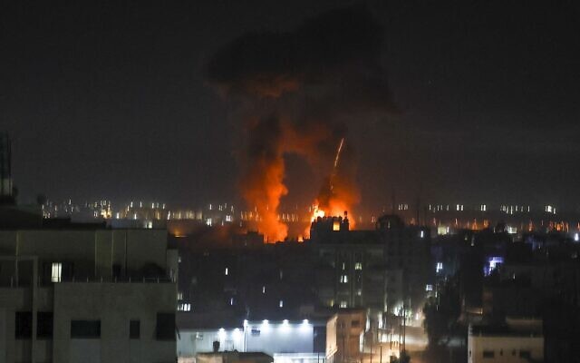 Израиль нанес воздушные удары по военным объектам в секторе Газа - ảnh 1