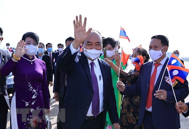 Президент Вьетнама Нгуен Суан Фук прибыл в Лаос с официальным дружественным визитом - ảnh 1