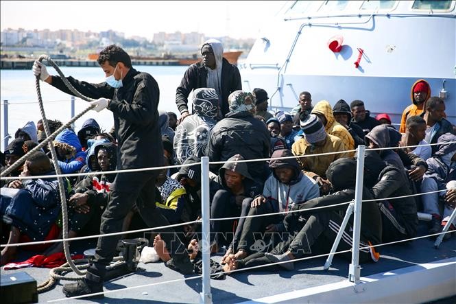 Около 130 нелегальных мигрантов спасены у берегов Ливии - ảnh 1