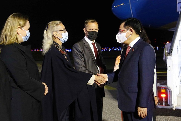 Председатель Нацсобрания Выонг Динь Хюэ начал официальный визит в Финляндию - ảnh 1
