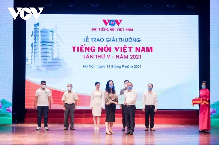 Радио​ VOV вручило призы победителям конкурса «Голос Вьетнама — 2021» - ảnh 2