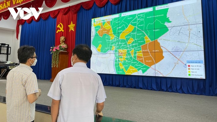 Вице-премьер Ву Дык Дам проверил профилактическую работу в провинции Биньзыонг  - ảnh 2