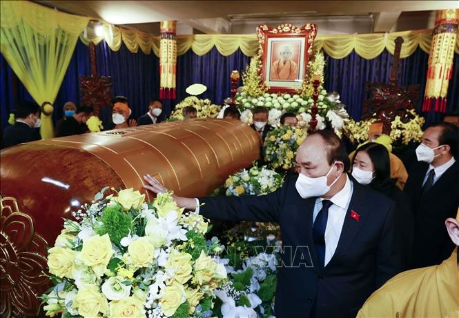 Президент Нгуен Суан Фук присутствовал на церемонии прощания со старшим бонзом Тхить Фо Туэ - ảnh 1