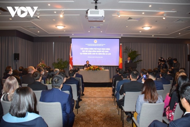Премьер-министр Фам Минь Тинь провел встречу с представителями вьетнамской диаспоры в Великобритании и Республике Ирландия - ảnh 1