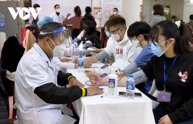 За последние сутки во Вьетнаме выявлено около 14 тыс. новых случаев заражения коронавирусом - ảnh 1