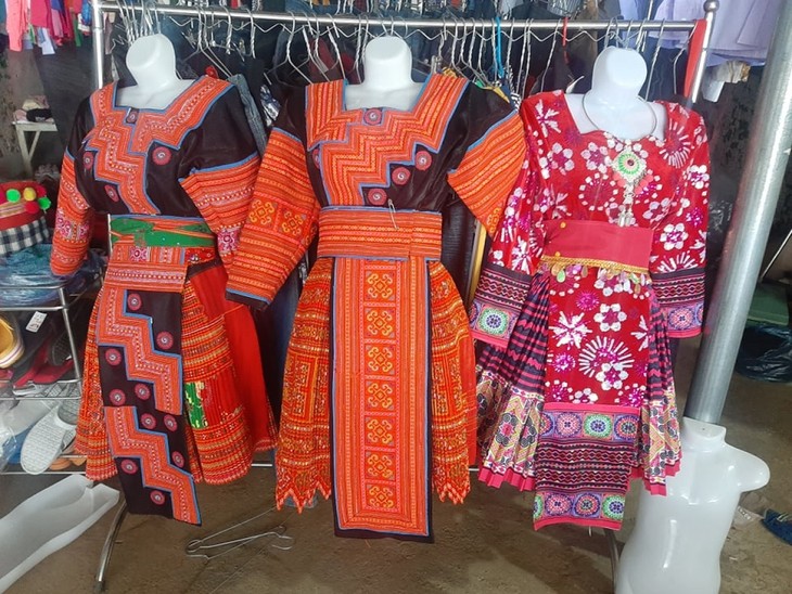 О Муа Тхи Тонг, которая сохраняет традиционную женскую одежду народности Монг  - ảnh 2