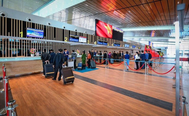 Международный аэропорт Вандон в Куангнинь разрешил иностранцам въезжать и выезжать по электронной визе - ảnh 1
