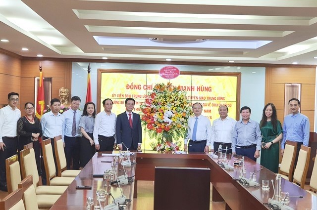 Руководители центральных органов поздравили радио «Голос Вьетнама» с днем вьетнамской революционной прессы 21 июня - ảnh 2