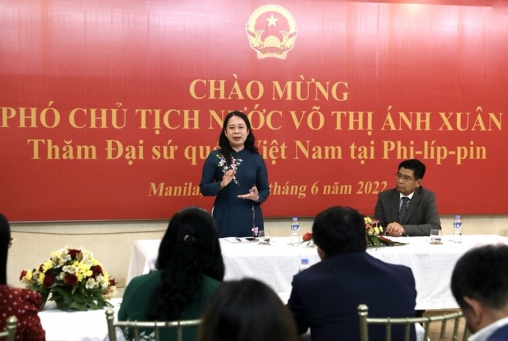 Вице-президент Во Тхи Ань Суан встретилась с сотрудниками посольства Вьетнама на Филиппинах - ảnh 1