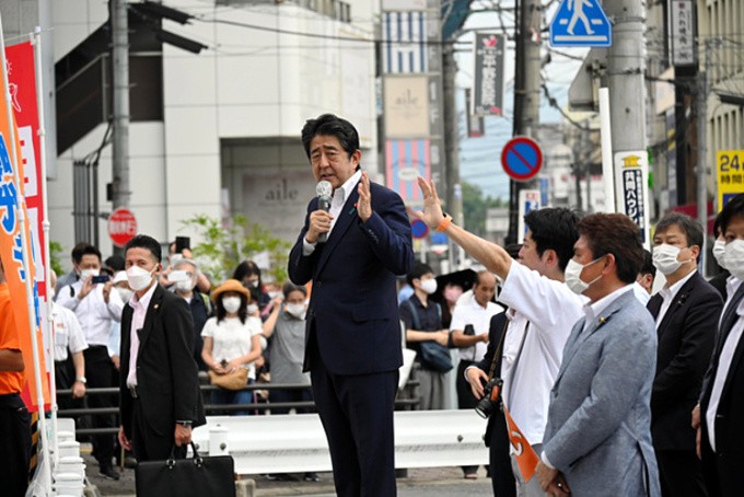 Бывший премьер Японии Синдзо Абэ находится в коме в результате пулевого ранения - ảnh 1