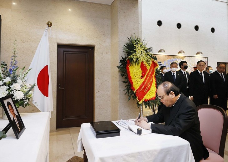 Руководители Вьетнама оставили записи в траурной книге в память об экс-премьере Японии Синдзо Абэ - ảnh 1