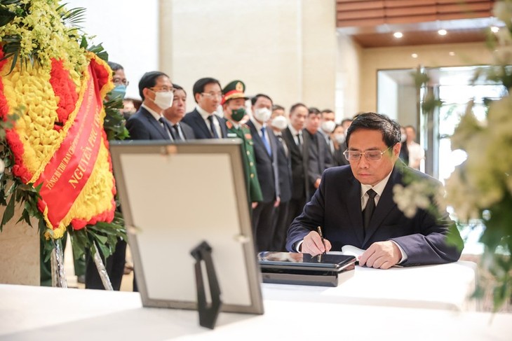 Руководители Вьетнама оставили записи в траурной книге в память об экс-премьере Японии Синдзо Абэ - ảnh 2