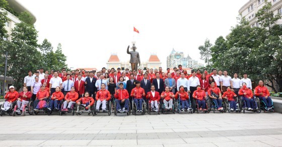 Делегация вьетнамских спортсменов-инвалидов отправилась для участия в 11-х паралимпийских играх АСЕАН  - ảnh 1