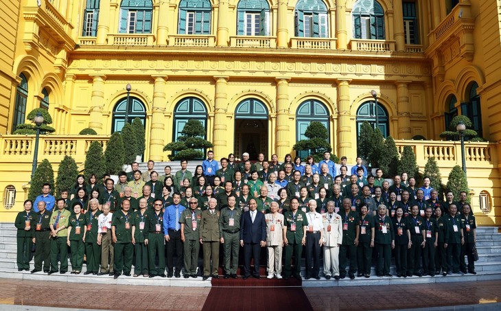 Президент Нгуен Суан Фук: Следует преумножать традиции образцовых молодых добровольцев - ảnh 2