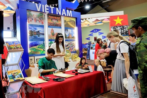 Международные друзья знакомятся с вьетнамской культурой на Армейских играх 2022. - ảnh 1