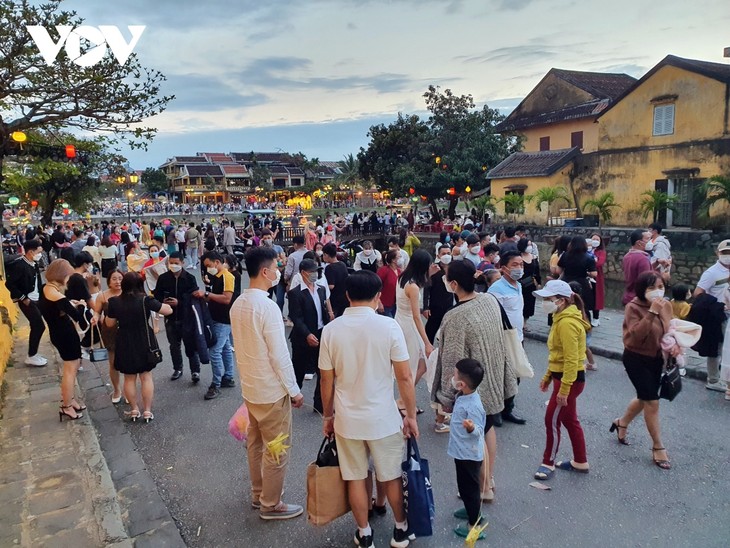 Количество туристов, приехавших в Куангнам, увеличилось в 13 раз по сравнению с тем же периодом 2021 г. - ảnh 1