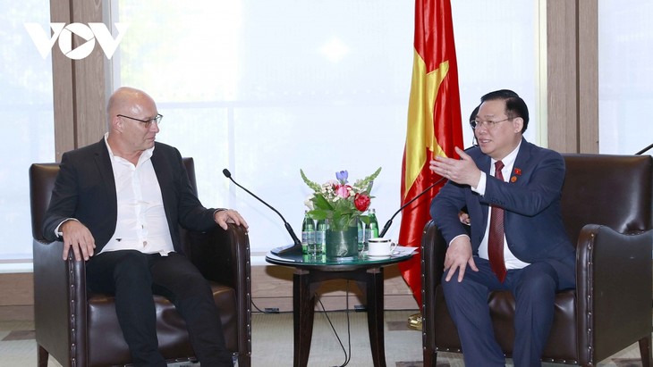 Председатель Нацсобрания Вьетнама принял казначея штата Виктория и представителей крупных корпораций Австралии - ảnh 1