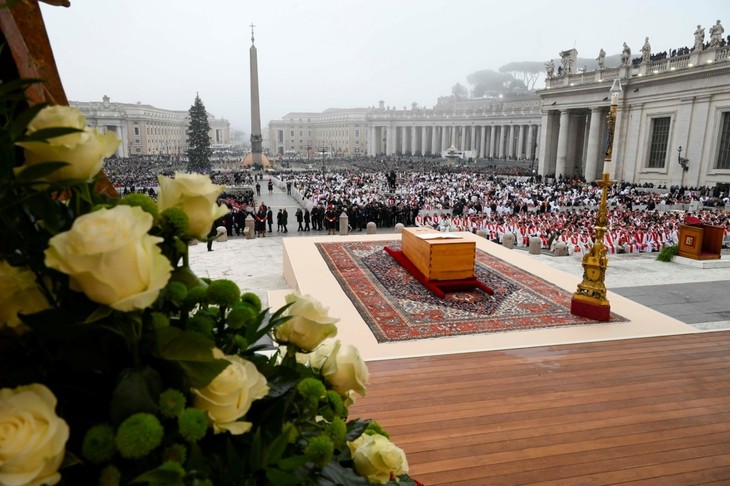 В Ватикане проходят похороны бывшего Папы Бенедикта XVI. - ảnh 1