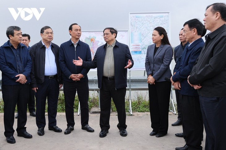 Премьер-министр Фам Минь Тинь проверил ход строительства автомагистрали через провинции Нинбинь, Намдинь, Тхайбинь и Хайфон  - ảnh 1