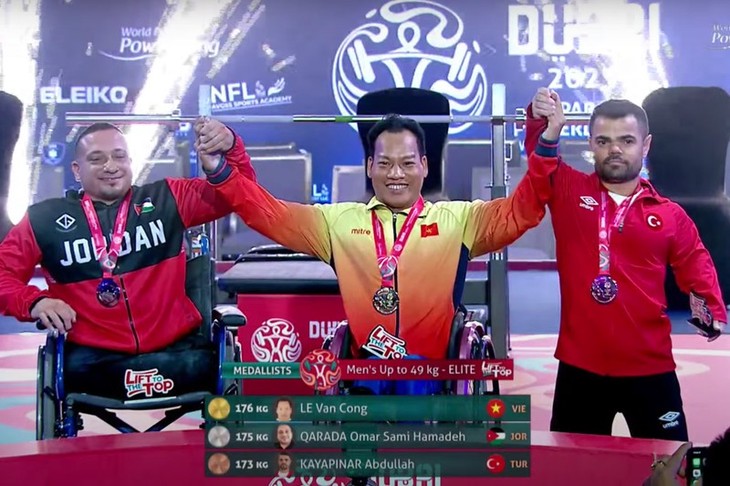 Вьетнамский спортсмен Ле Ван Конг завоевал золотую медаль на Парачемпионате мира по тяжелой атлетике  - ảnh 1