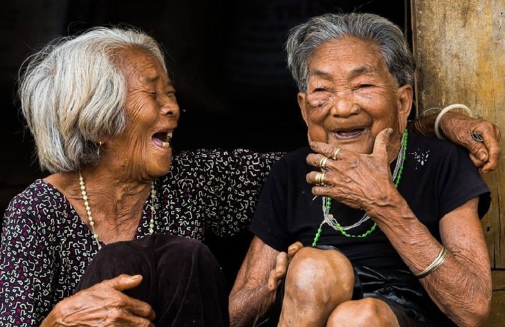 Улыбка пожилых людей в высокогорном районе - ảnh 1
