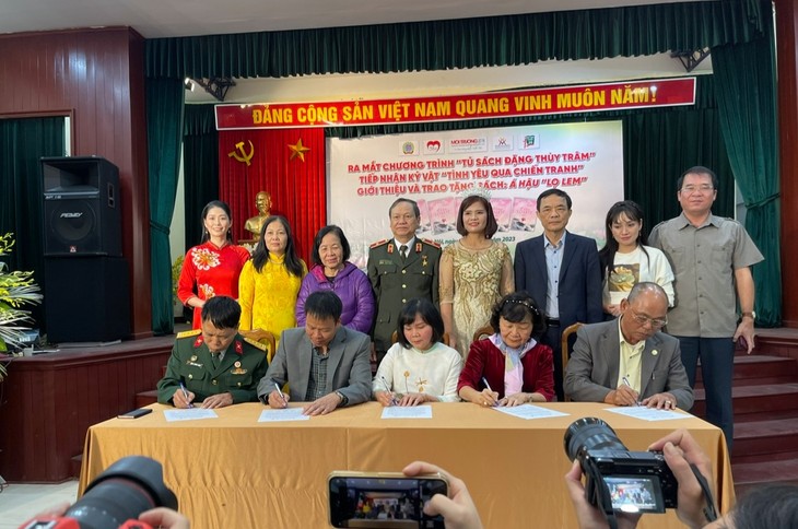 Открытие библиотеки Данг Тхи Чам и прием артефактов «Любовь через войну» - ảnh 2