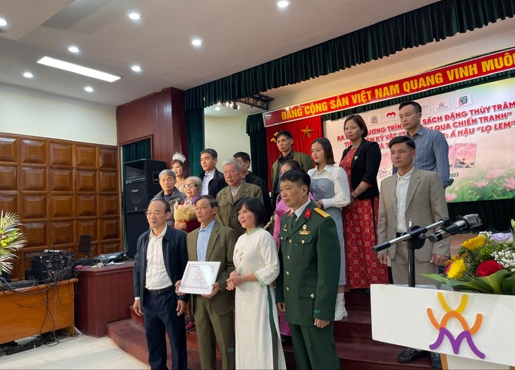 Открытие библиотеки Данг Тхи Чам и прием артефактов «Любовь через войну» - ảnh 1