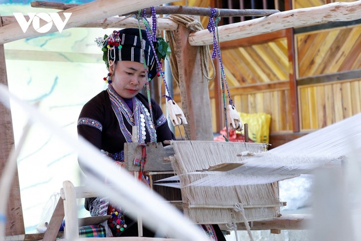 Красота традиционного ручного ткачества народности Лы - ảnh 4
