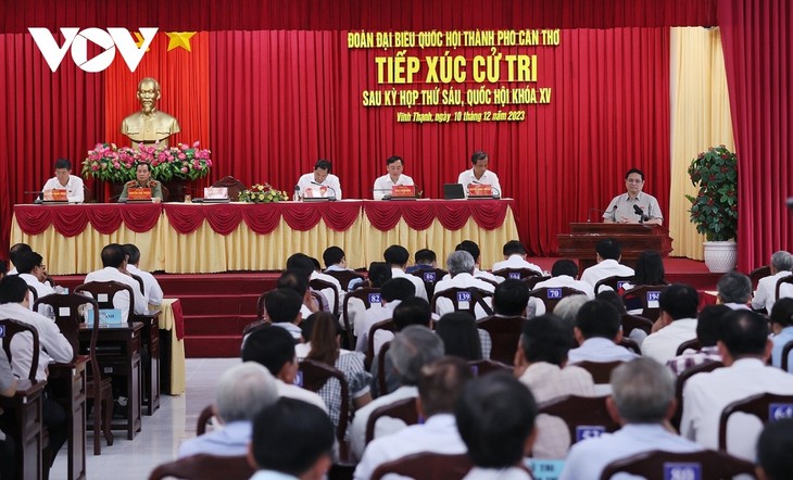 Премьер-министр Фам Минь Тинь встретился с избирателями уезда Виньтхань города Кантхо - ảnh 1