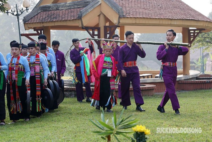 Обычай устанавливать шест кэйнеу на новогодний праздник Тэт у народности Мыонг в провинции Тханьхоа - ảnh 1