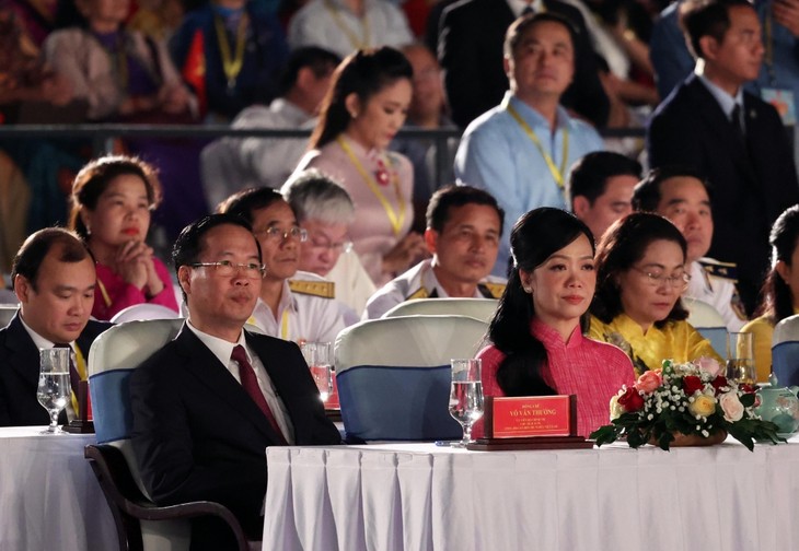 Президент Во Ван Тхыонг и его супруга приняли участие в специальной художественной программе «Весна на Родине-2024»  - ảnh 1