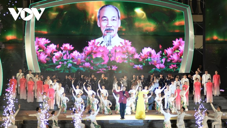 Президент Во Ван Тхыонг и его супруга приняли участие в специальной художественной программе «Весна на Родине-2024»  - ảnh 3