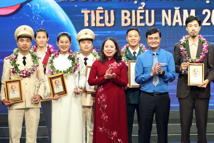 Отмечены лучшие представители вьетнамской молодежи 2023 года  - ảnh 1