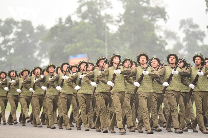 Проверка подготовки и репетиции военного парада к 70-летию победы под Дьенбьенфу - ảnh 2