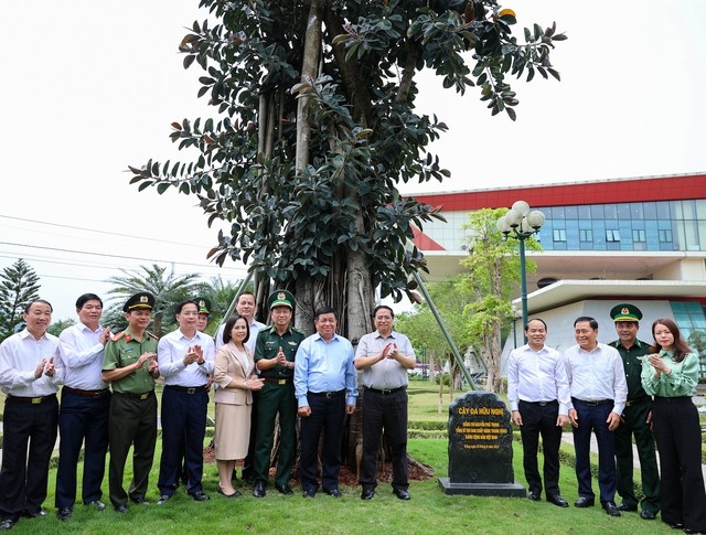 Премьер-министр Фам Минь Тинь посетил КПП Хыунги и проверил ход реализации некоторых проектов в провинции Лангшон - ảnh 1