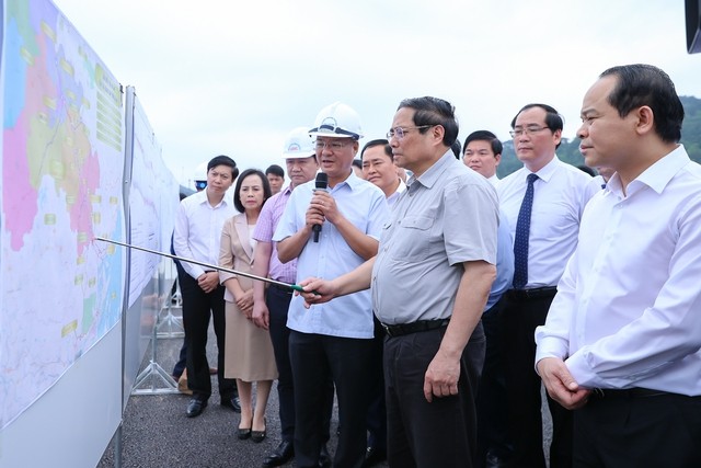 Премьер-министр Фам Минь Тинь посетил КПП Хыунги и проверил ход реализации некоторых проектов в провинции Лангшон - ảnh 2