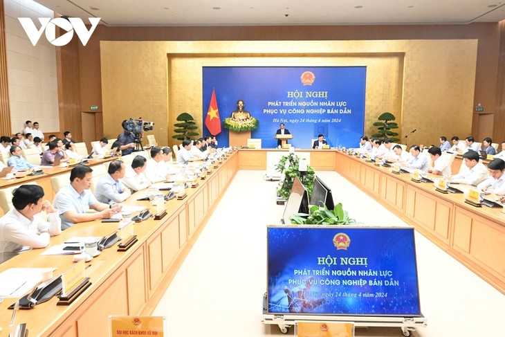 Премьер-министр Фам Минь Тинь председательствовал на конференции по развитию человеческих ресурсов в полупроводниковой промышленности  - ảnh 1