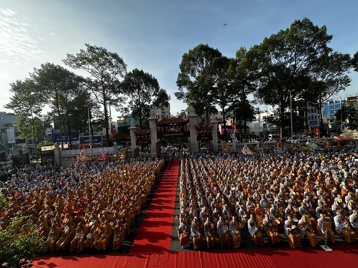 Великий буддийский праздник в городах Хошимин и Кантхо - ảnh 1