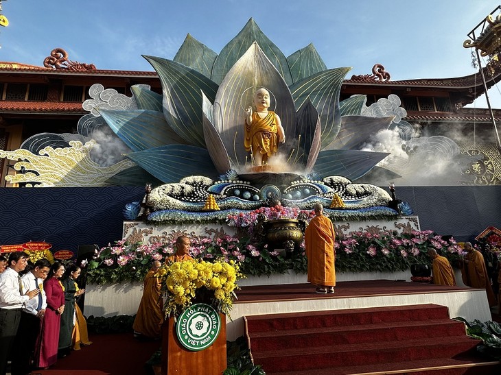 Великий буддийский праздник в городах Хошимин и Кантхо - ảnh 2